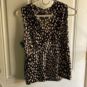 This is a cute Medium Rafaella top